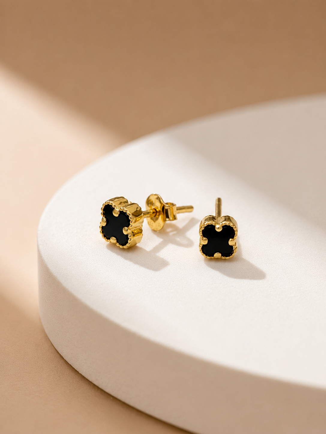 CLOVER BLACK MINIMAL EARRING