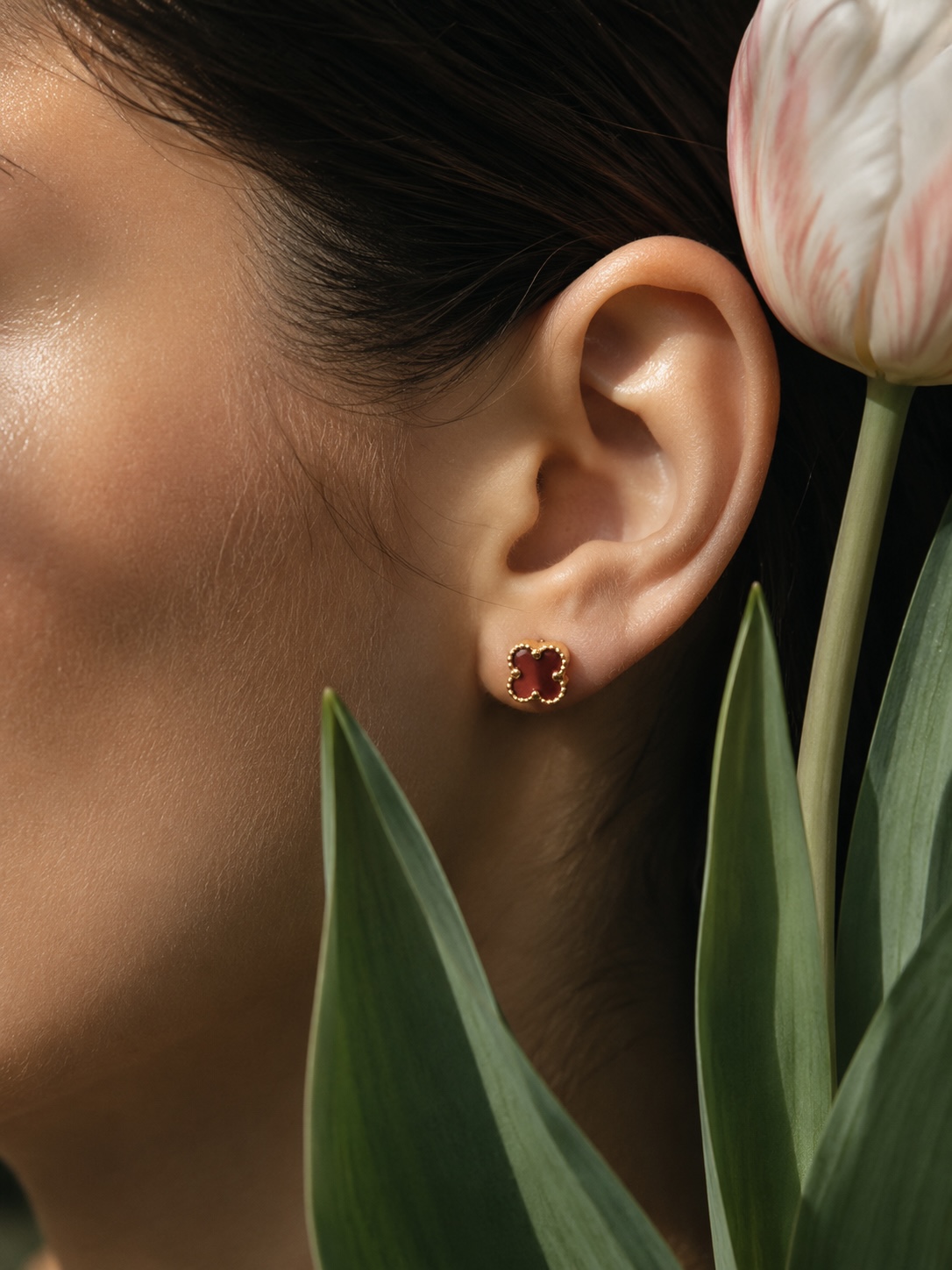 CLOVER RED MINIMAL EARRING