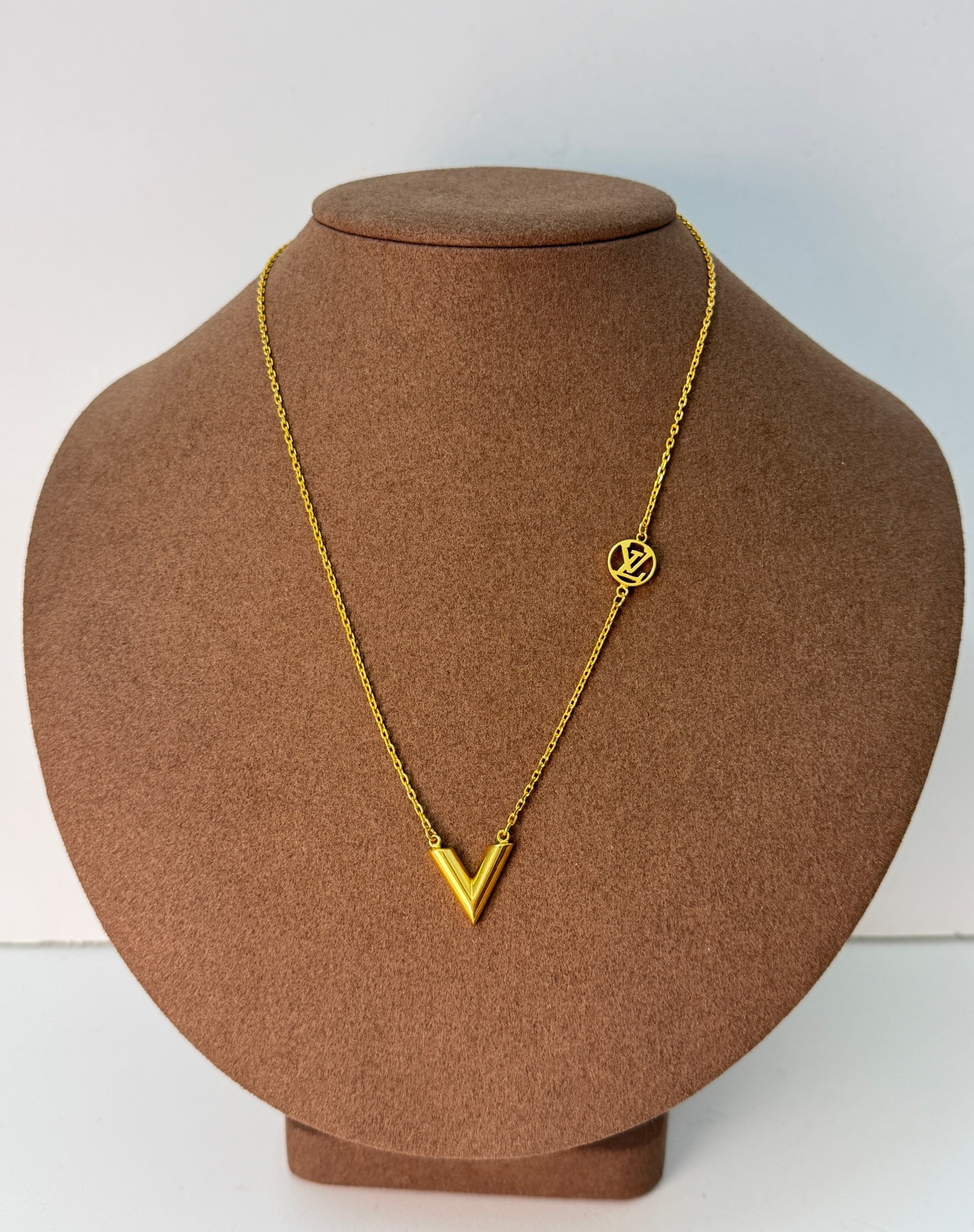 VL NECKLACE