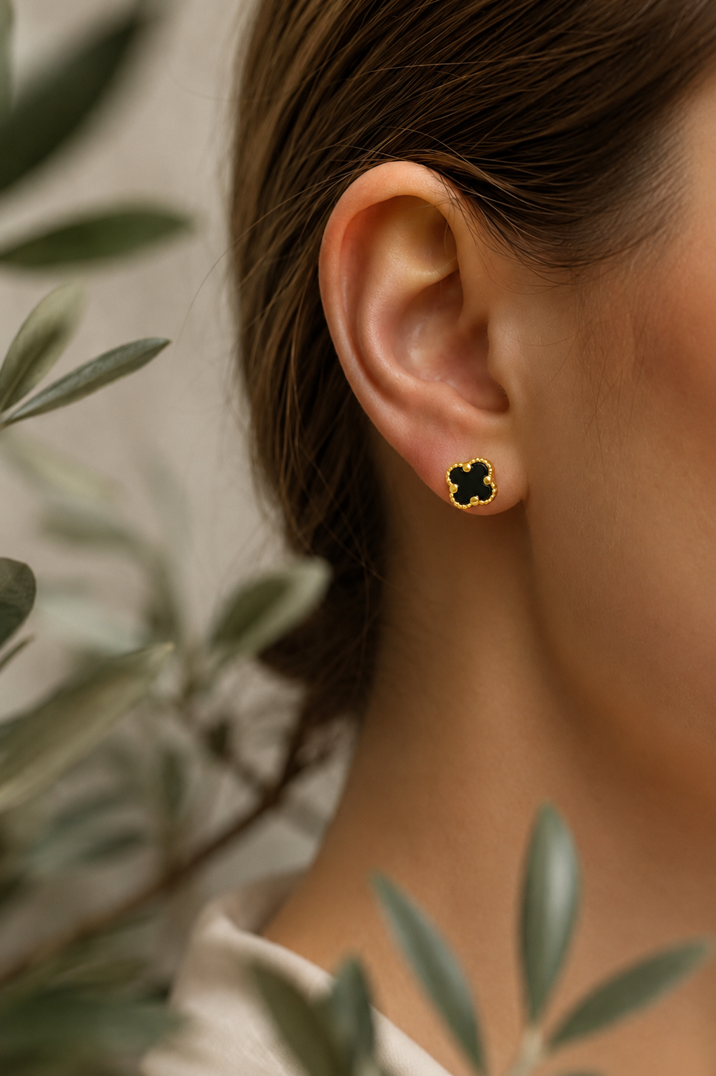 CLOVER BLACK MINIMAL EARRING