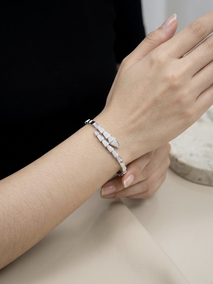 BVG WHITE DIAMOND BANGLE